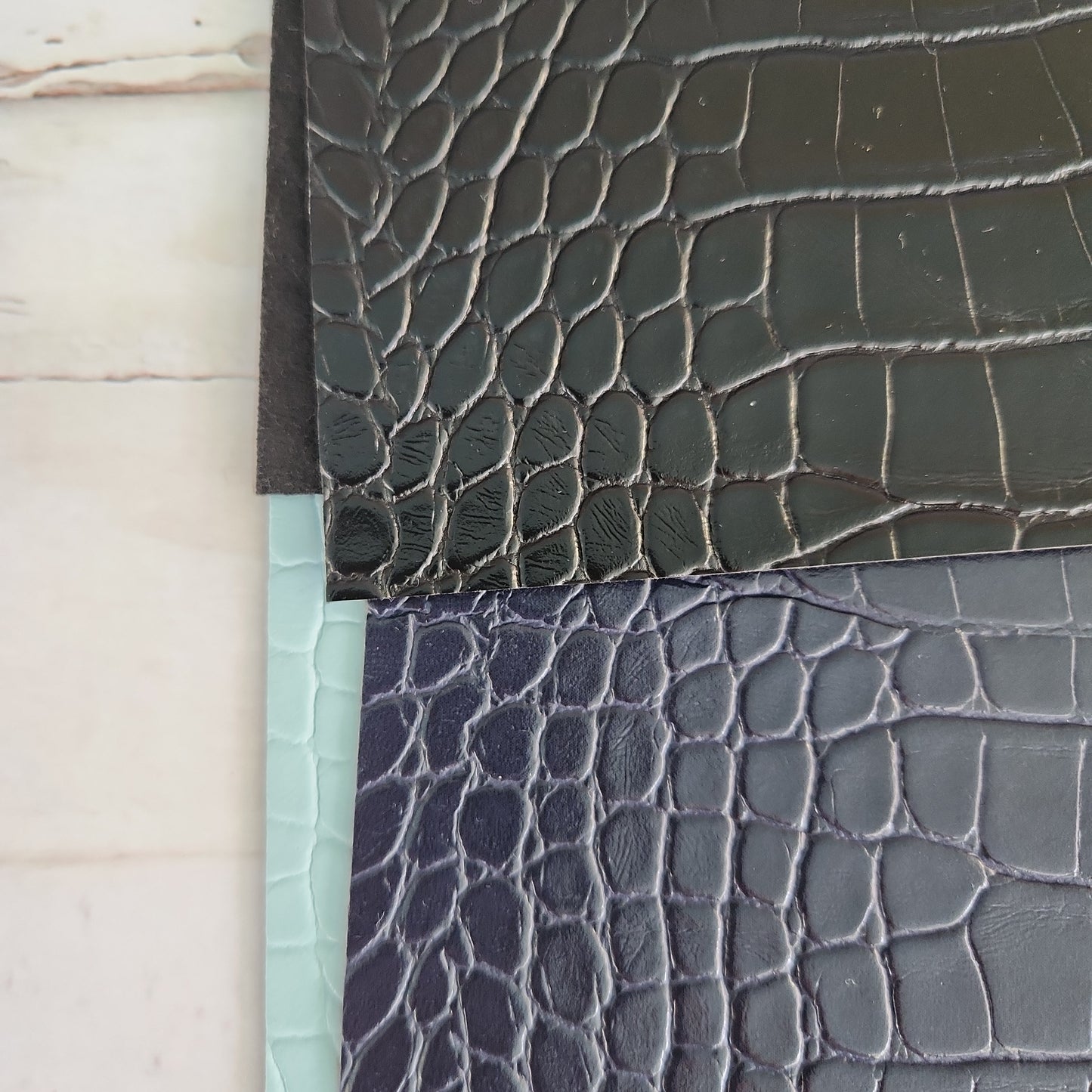 Essential Mini Clutch - Gator